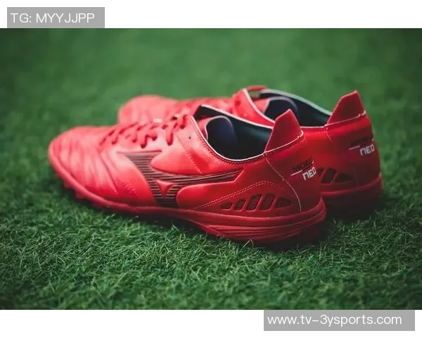 爆射足球鞋助你在赛场上如虎添翼尽显速度与力量的完美结合